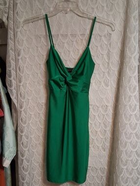 Absolutely Heart It !! Green Twist-Front Spaghetti Strap Midi Dress